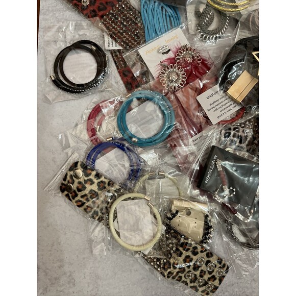 Large Lot Of 34 New Packaged Costume Jewelry, Necklaces, Earrings And Bracelets - Picture 2 of 7